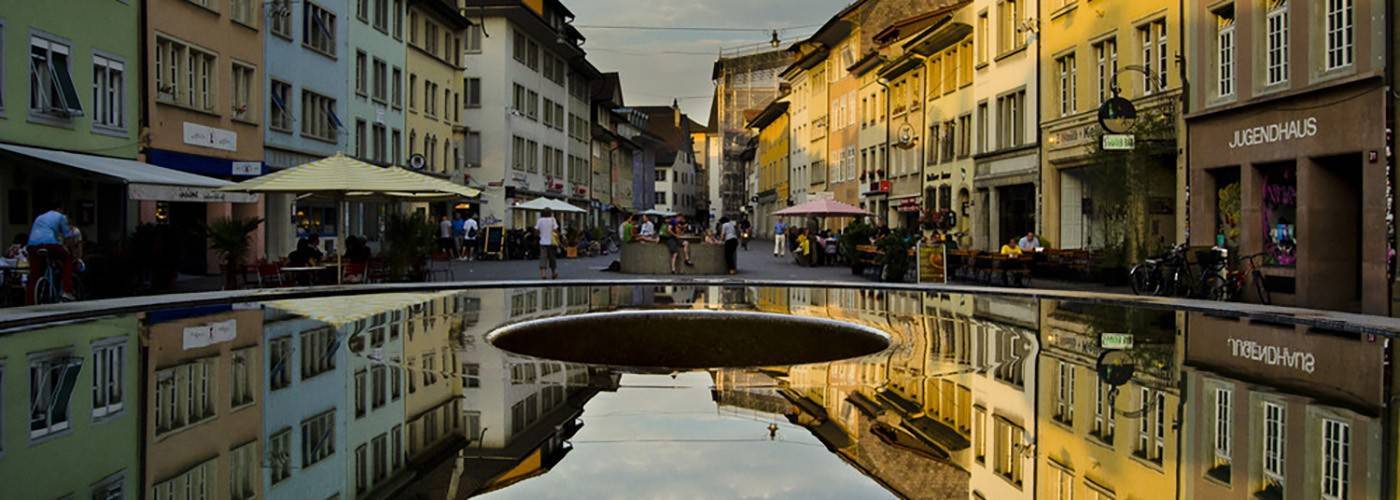 Judd-Brunnen_mit_Spiegelung_in_Winterthur_